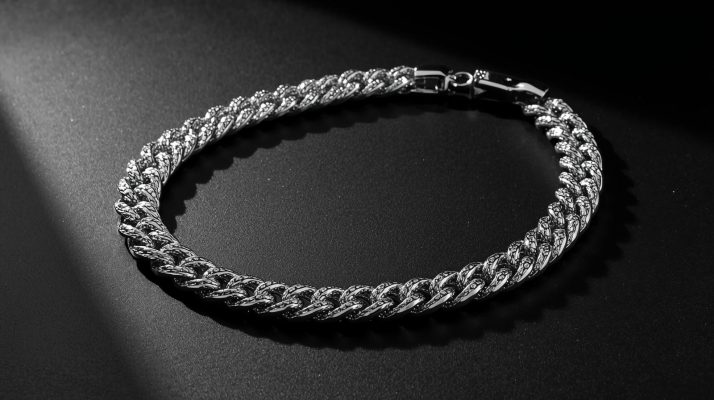 Lắc thuộc 5 trang sức bạc nam