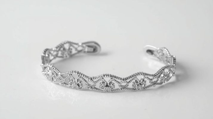 Vòng tay bạc nữ giá bao nhiêu